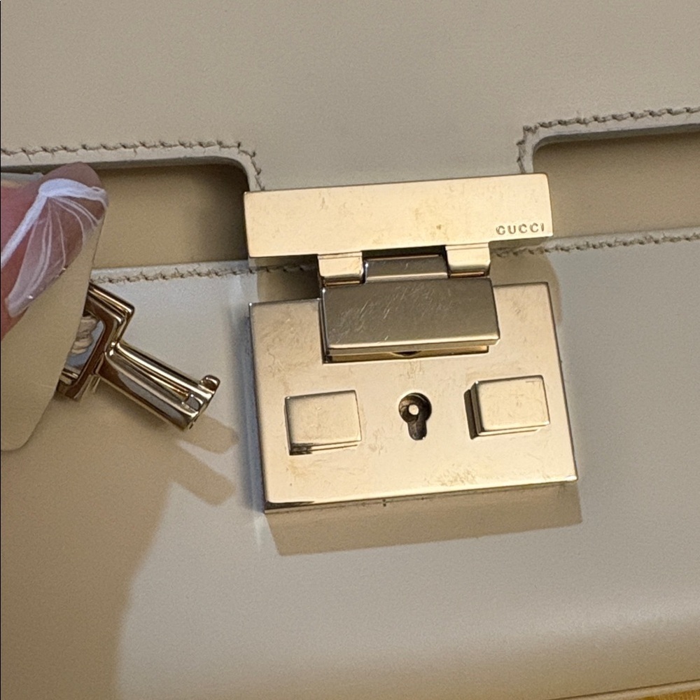 Gucci cream padlock bag with gold Accents. With box and dust bag . - Picture 10 of 16